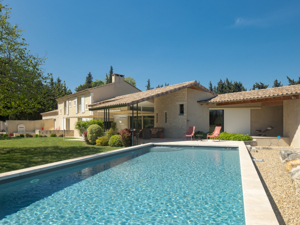 À vendre Mas provençal avec vue panoramique sur les Alpilles - 277 m² habitables 5 chambres Terrain de 12 ha Piscine
